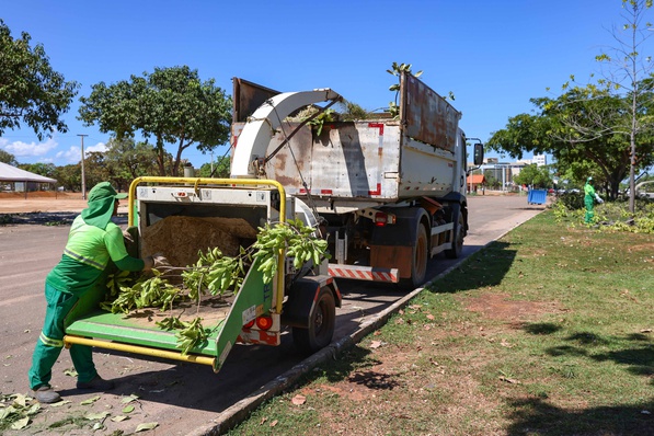 Prefeitura tem duas unidades móveis para trituração de resíduos de poda