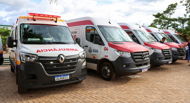 Gestão também entregou novas ambulâncias e vans para transporte de pacientes de hemodiálise