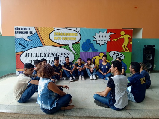 Estudantes debatem o tema durante roda de conversa realizada na unidade