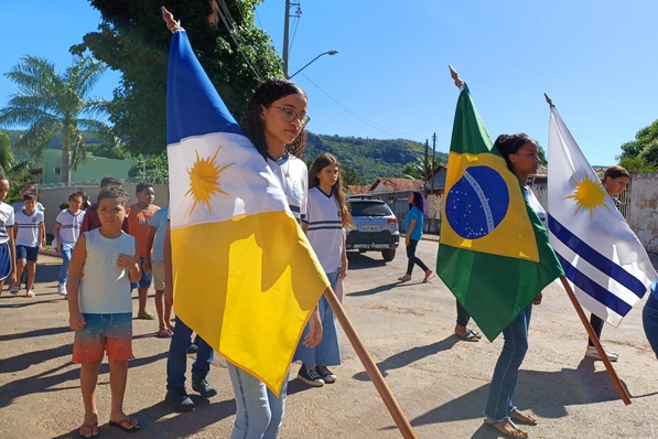 Alunos da Escola Crispim Pereira, de Taquaruçu, se preparam para fazer a abertura do ato cívico