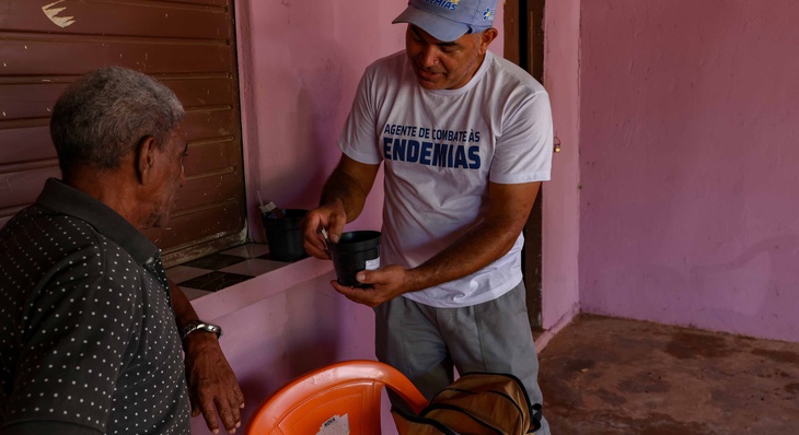 Interessado na pesquisa, Domingos Ferreira quer descobrir incidência do Aedes na sua casa