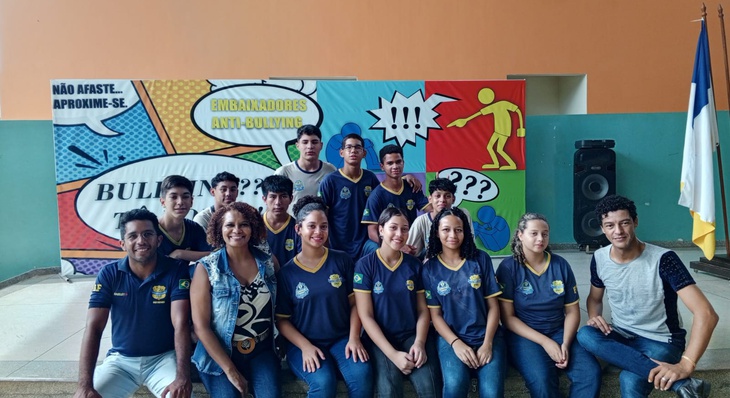 Orientadora educacional Denise Oliveira com estudantes envolvidos no projeto
