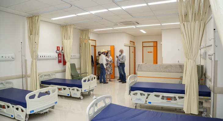 O presidente do hospital mostrou as instalações a prefeita palmense