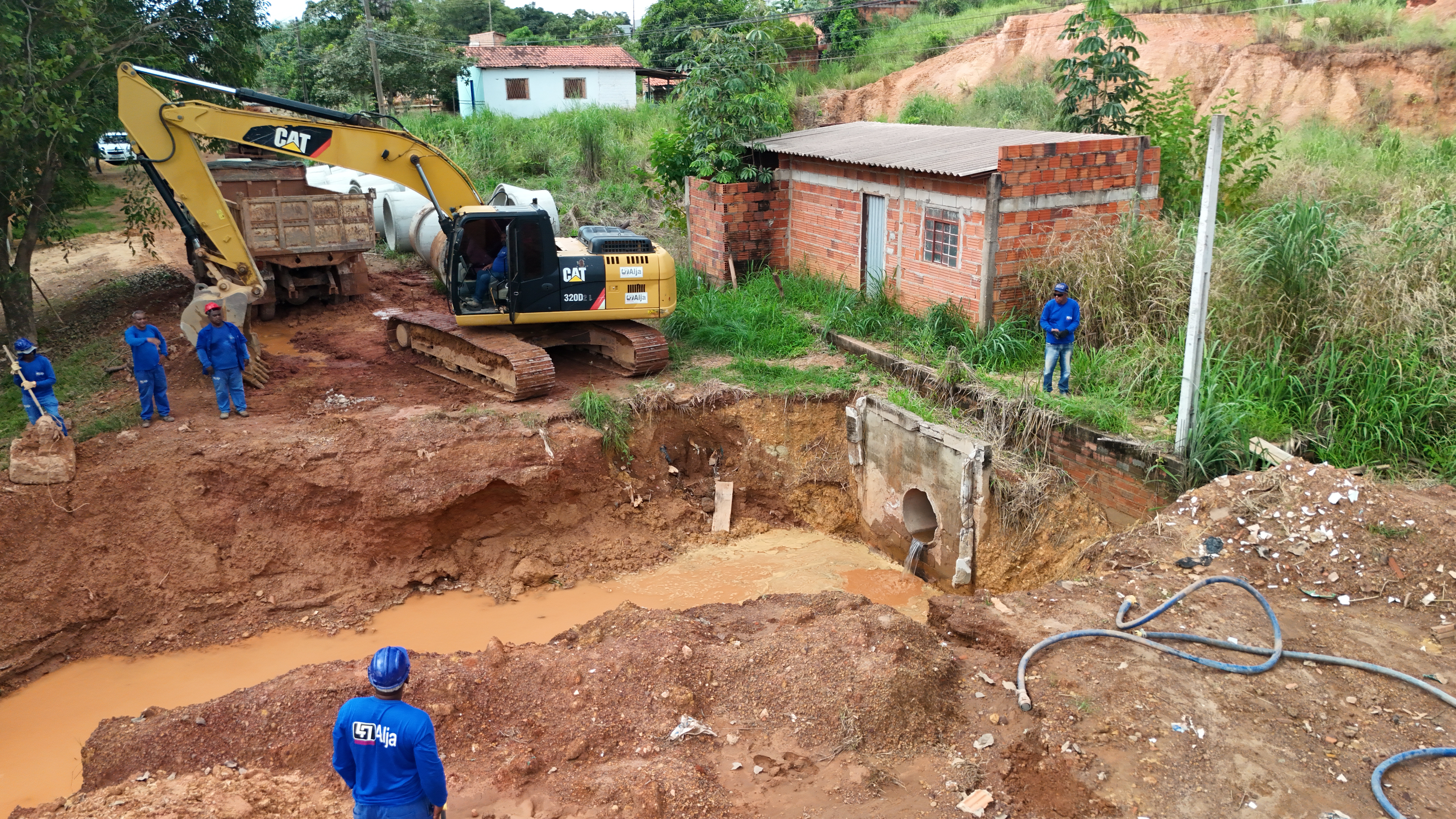 Moradores da Baixada do Jardim Aureny III devem redobrar atenção à sinalização de obras de drenagem