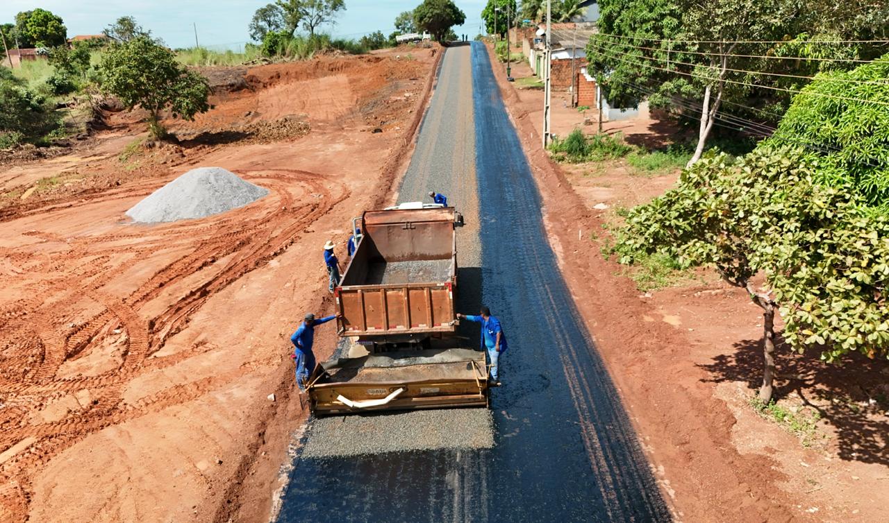 Mais uma rua da Baixada do Jardim Aureny III recebe pavimentação asfáltica em obra da Prefeitura de Palmas