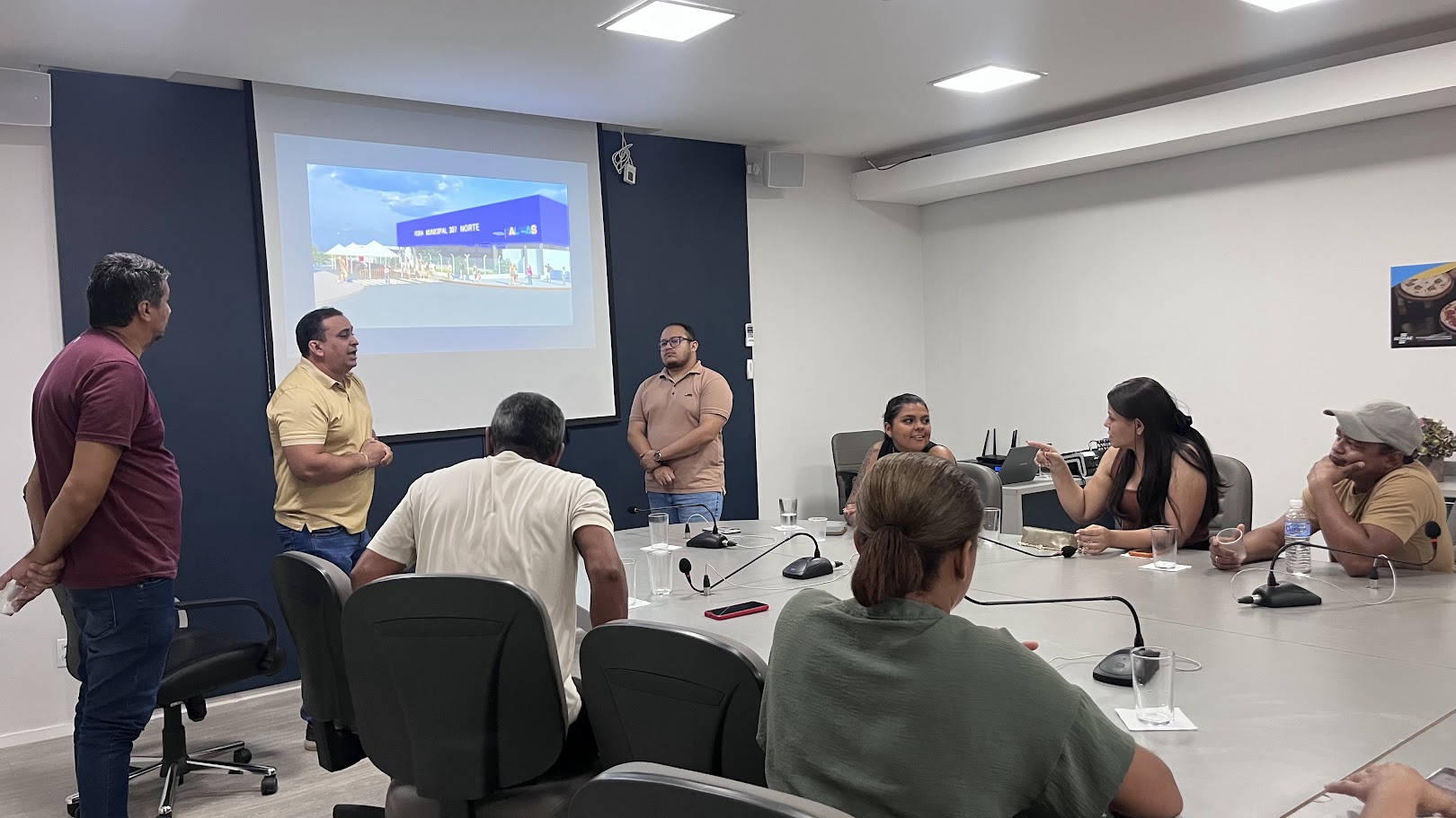 Diálogo com feirantes marca avanço no projeto de reforma das feiras da Capital