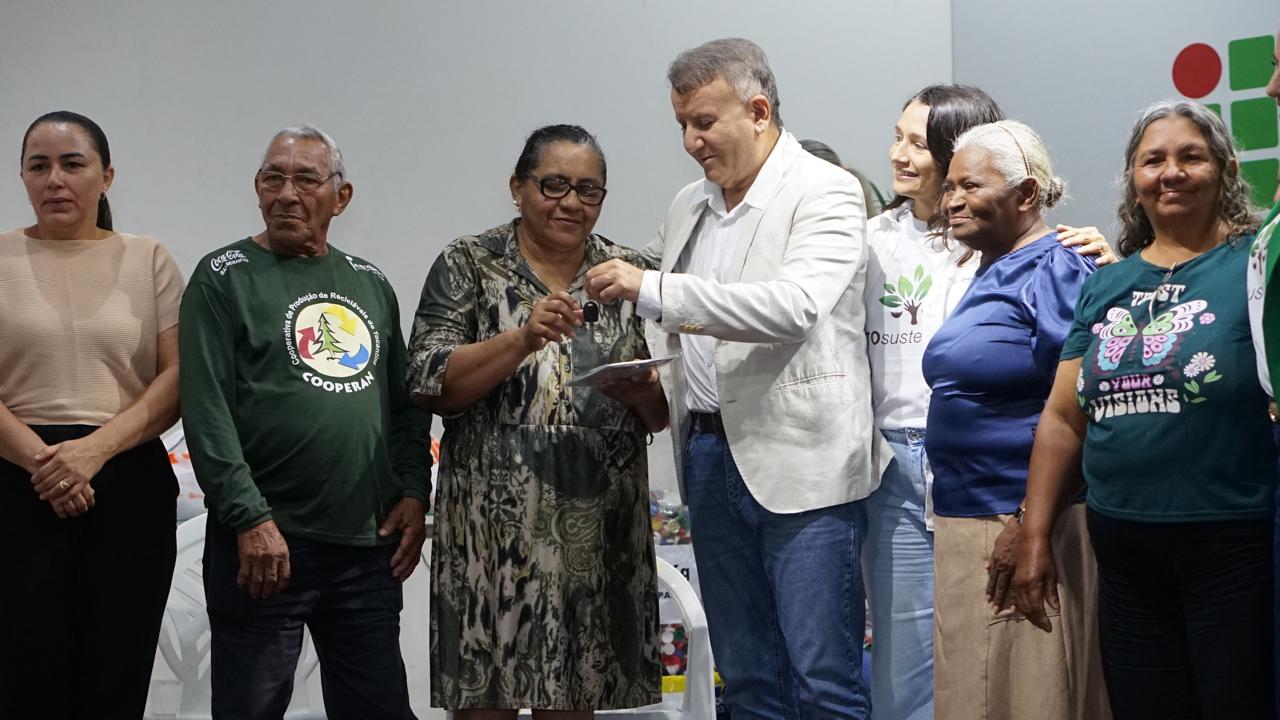 Prefeito Eduardo Siqueira Campos fez a cessão de uso de um caminhão baú para as associações - Pedro Barbosa