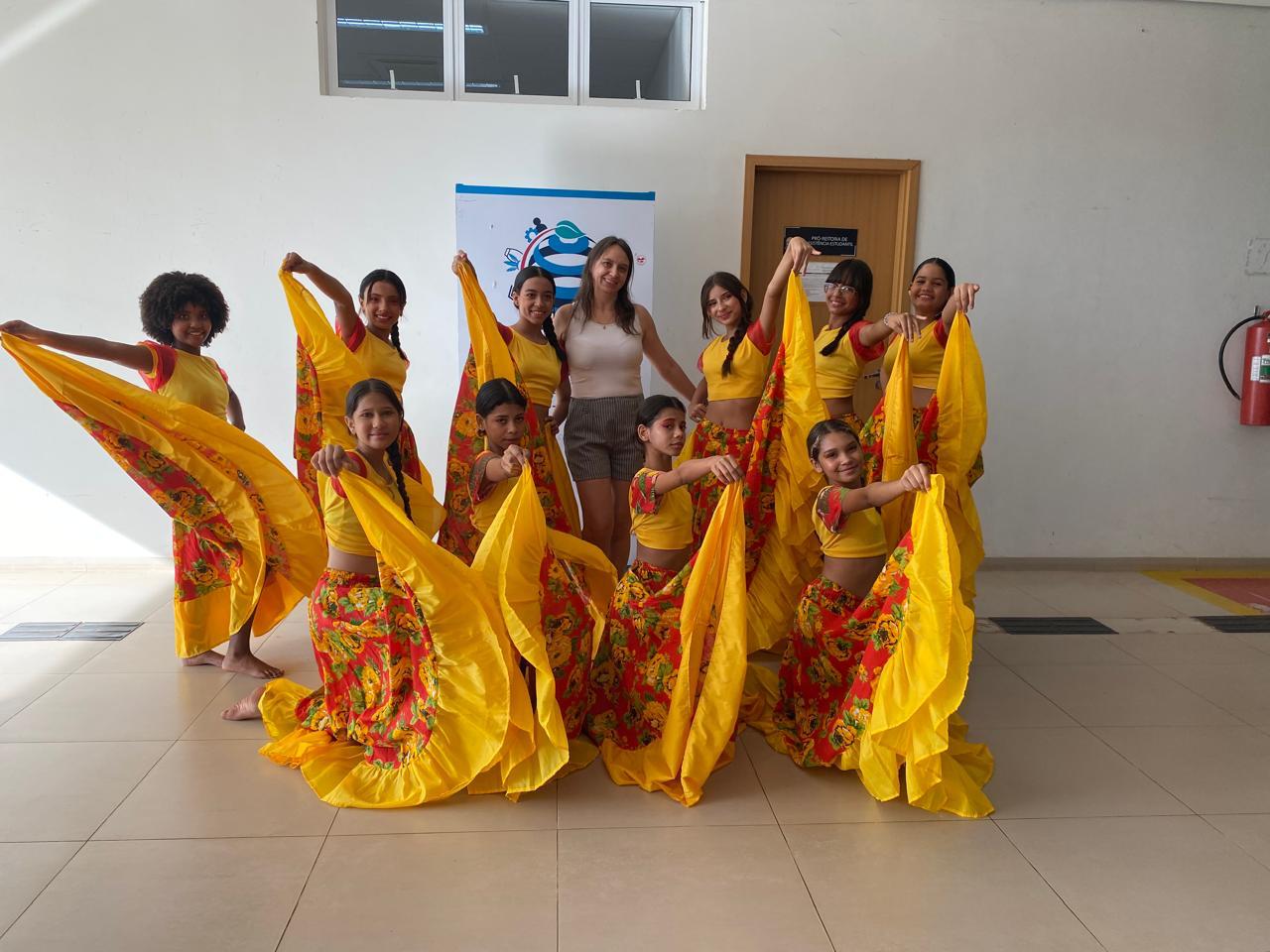 Professora Tatiana Meire com as alunas da ETI Padre Josimo Tavares
