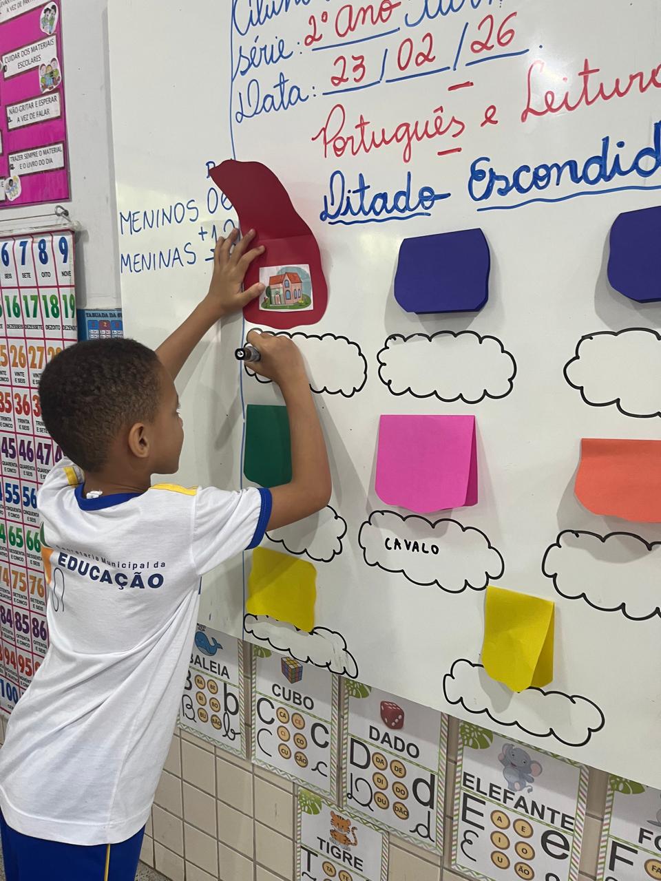 Recursos pedagógicos fortalecem alfabetização e desenvolvem coordenação motora dos alunos da Escola Maria Verônica