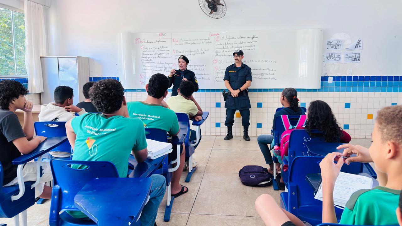 Estudantes da ETI Fidêncio Bogo tiram dúvidas sobre Comunicação Não Violenta em bate-papo com agentes da Guarda Metropolitana