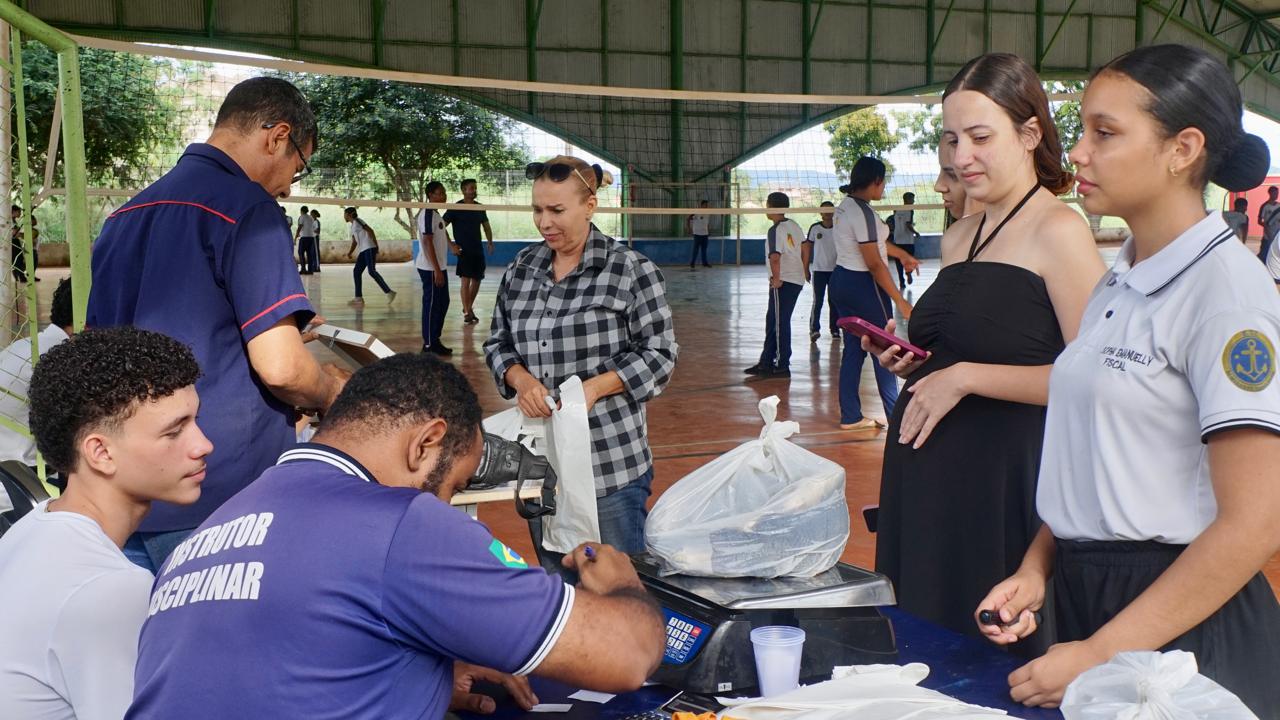 ETI Almirante Tamandaré comercializa cerca de 300 quilos de peixe em feira que mobiliza comunidade escolar