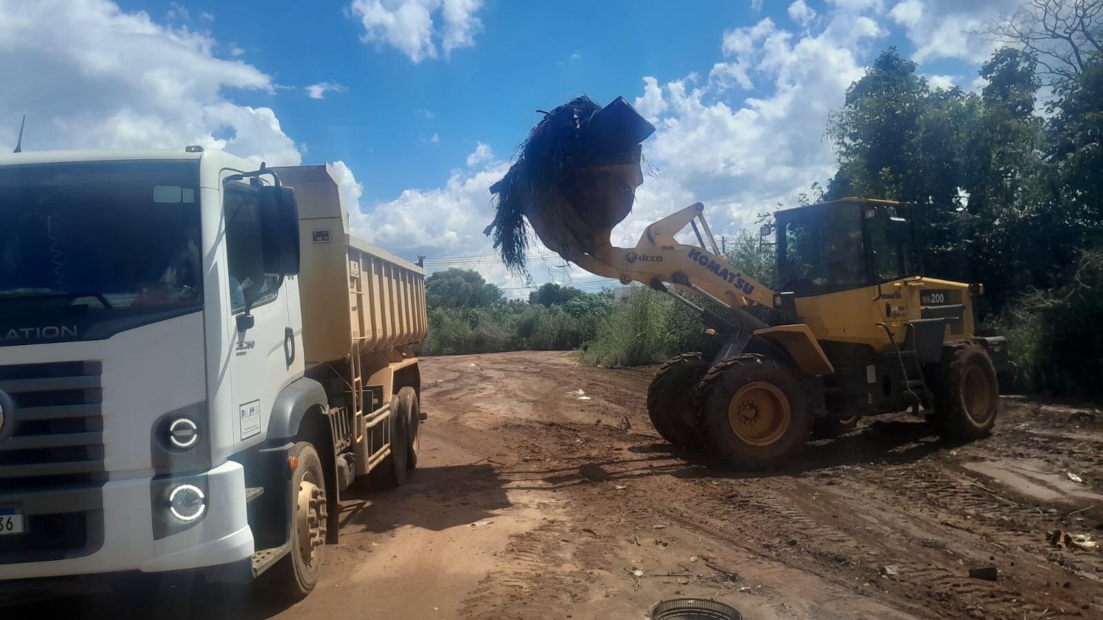 Prefeitura de Palmas remove grande quantidade de entulhos descartados irregularmente em área próxima ao NAI