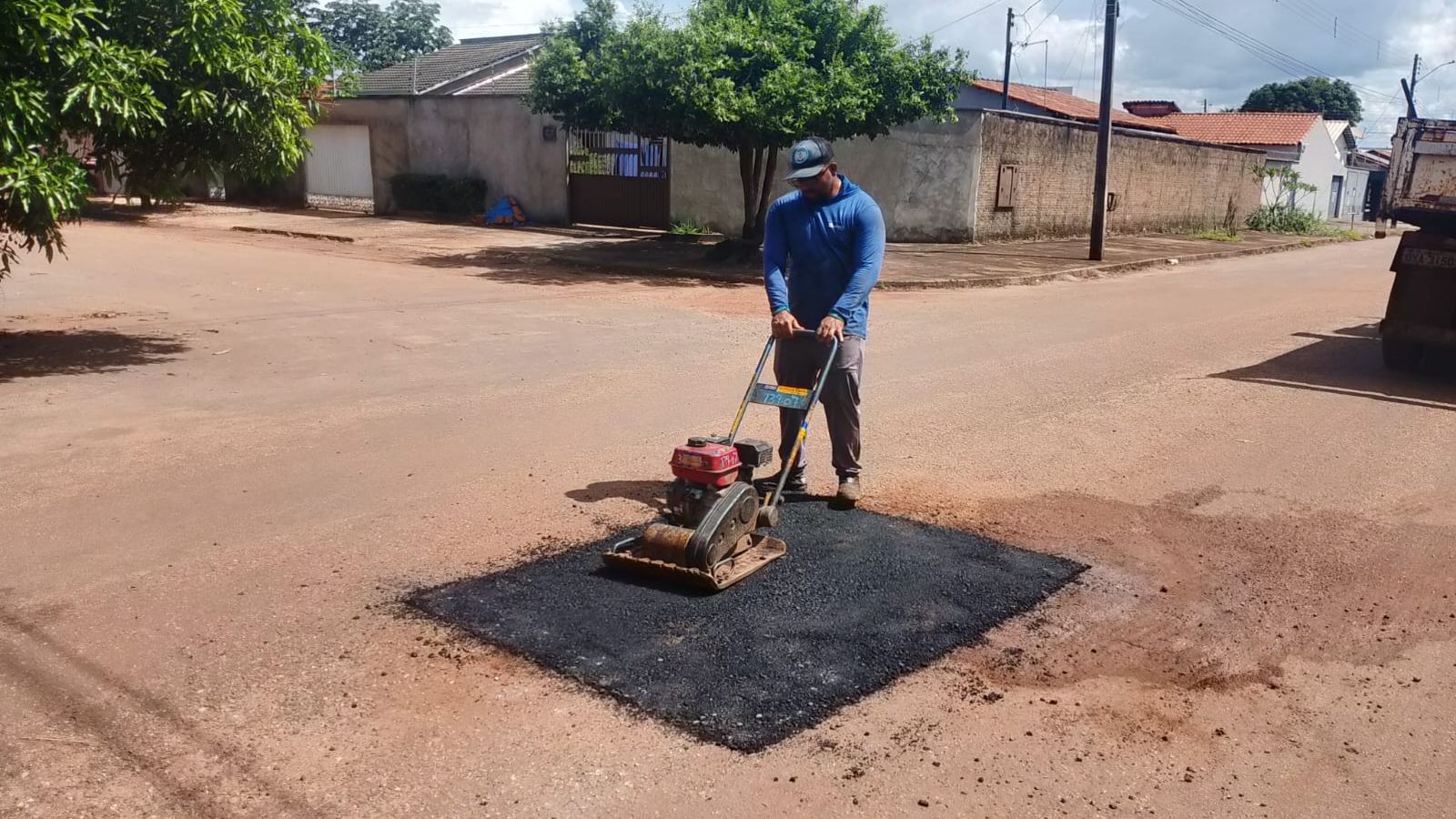 Prefeitura de Palmas distribui serviço de tapa-buracos na região das Arnos e setores Bertaville, Jardim Laila e Santa Fé