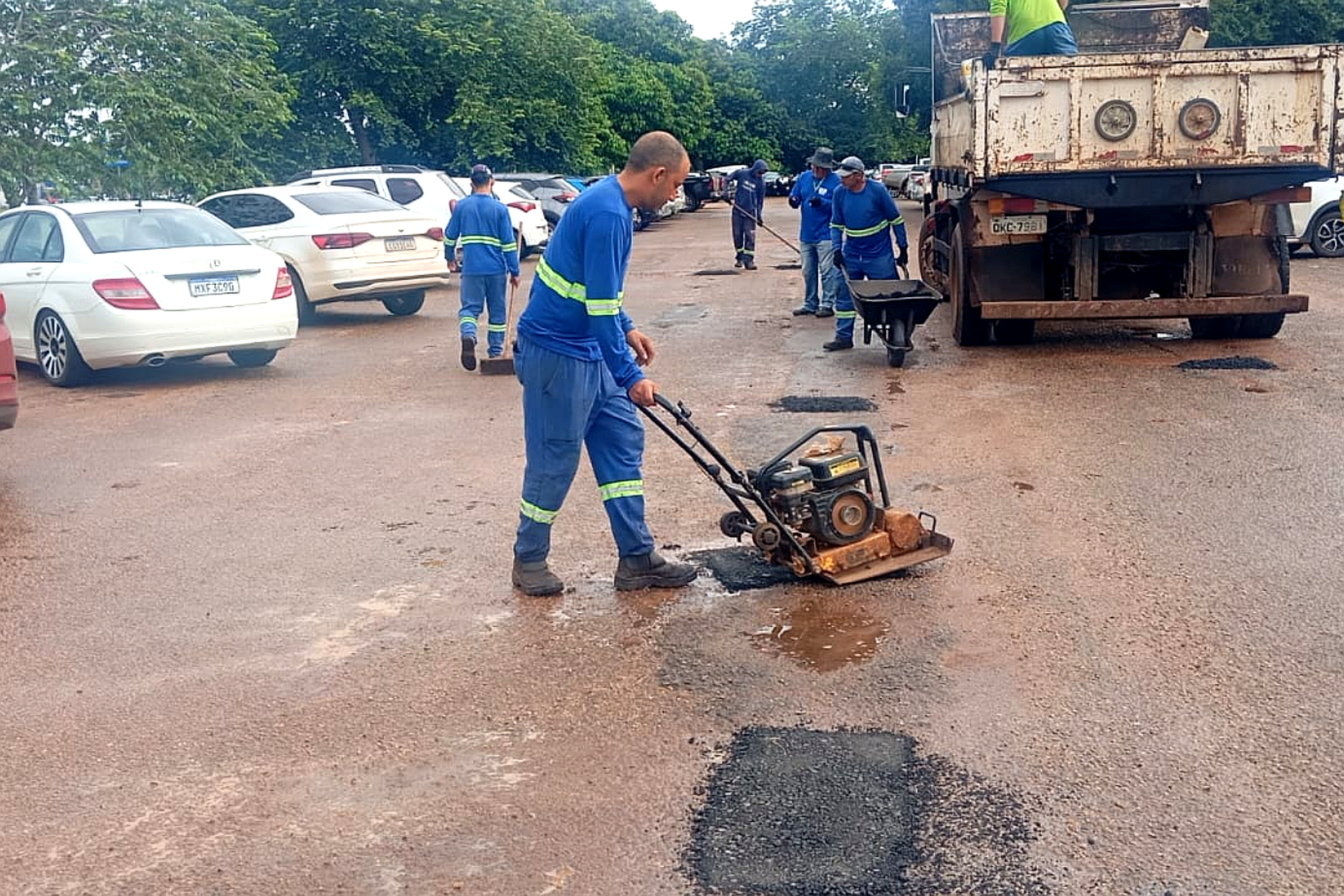 Estacionamentos da Avenida Siqueira Campos recebem serviço de tapa-buracos