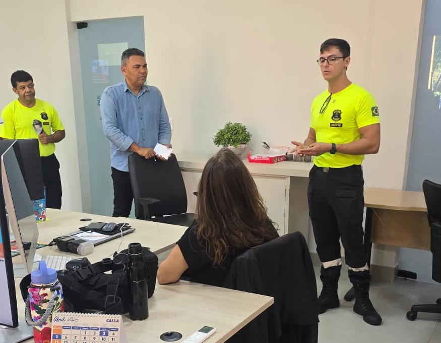 Equipe de Educação para o Trânsito da Capital visita secretarias para divulgar Maio Amarelo