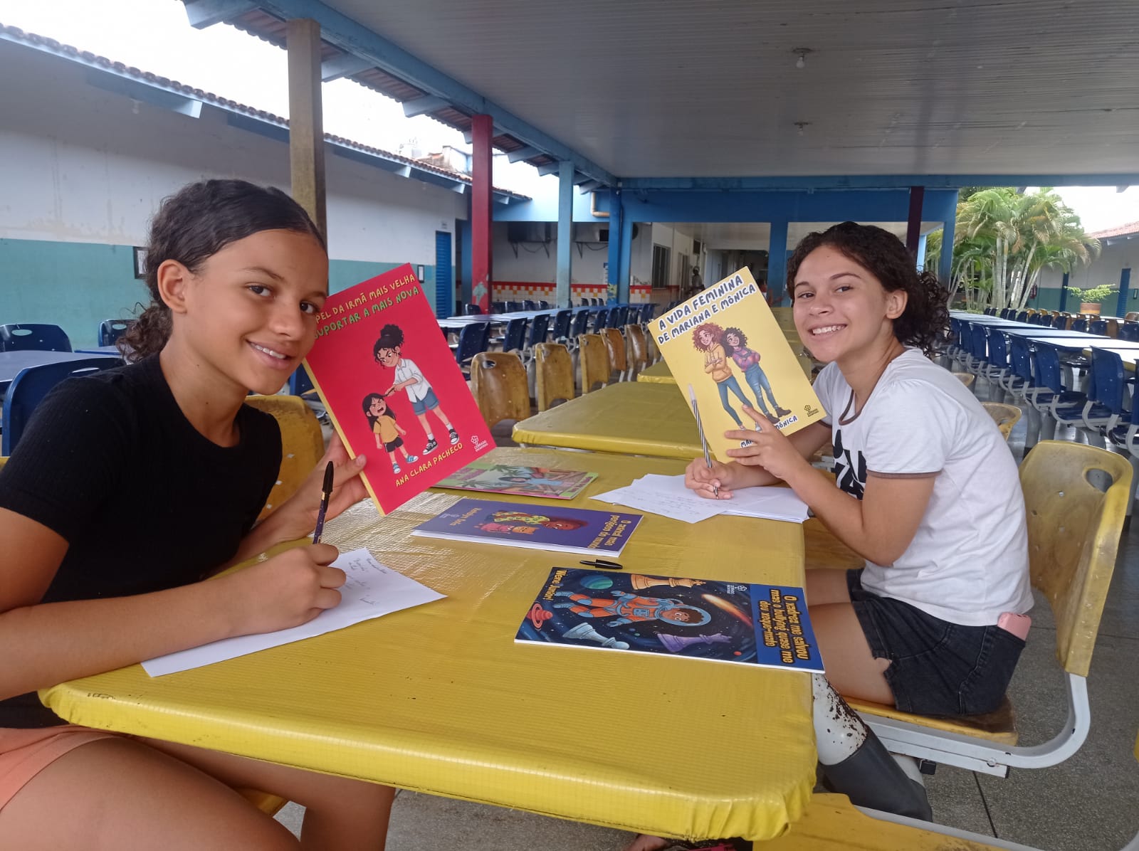 Estudantes da ETI Santa Bárbara lançam livros inspirados em suas próprias histórias