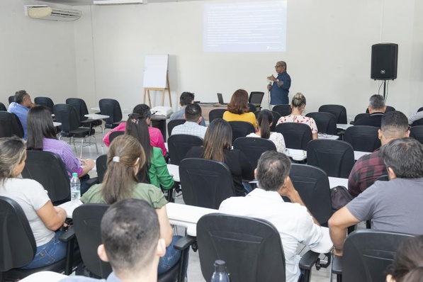 (De pé) instrutor Magno Castro Alves, consultor da empresa Ikhon, foi responsável por transmitir ensinamentos
