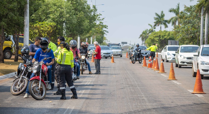 Motociclistas recebem material educativo durante ação realizada na Avenida Teotônio Segurado