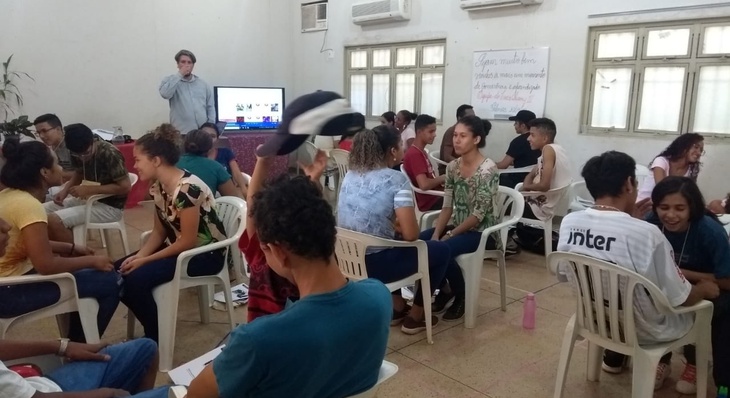Jovens participaram do ciclo de palestras sobre trabalho e emprego, com o palestrante A'Eronssaytt Gomes Lima de Oliveira, do Sine Tocantins