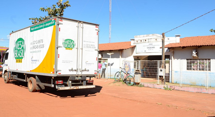 Caminhão do Mesa Brasil entrega cestas no Cras Taquari em Palmas