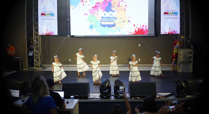 Crianças do Cmei Romilda Budke apresentaram a dança popular folclórica 'Côco Peneruê'