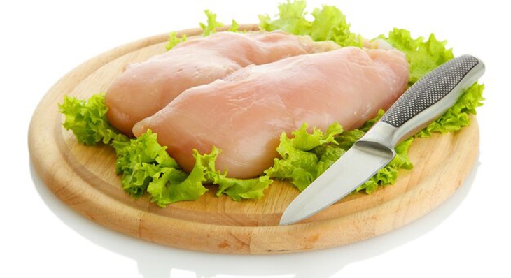 Quilo do peito de frango varia de R$ 14,50 a R$ 25,99 nos estabelecimentos pesquisados