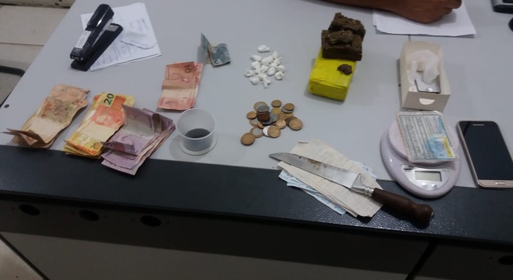 Com os acusados foram encontrados dinheiro, celular e várias porções de drogas