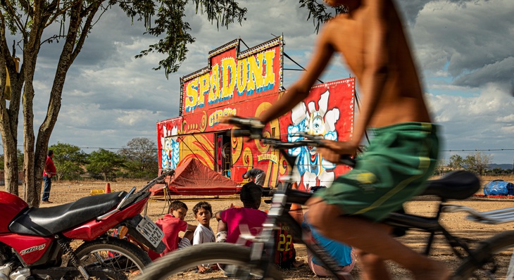 Dirigido pelo cineastas Paulo Caldos, o longa também aborda a saga da arte do circo como resistência cultural brasileira