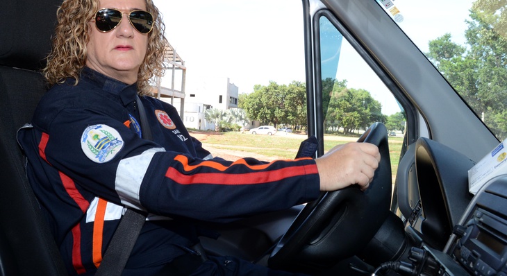 Claudete Nascimento faz a diferença no Samu como sendo a primeira mulher a conduzir uma ambulância do serviço