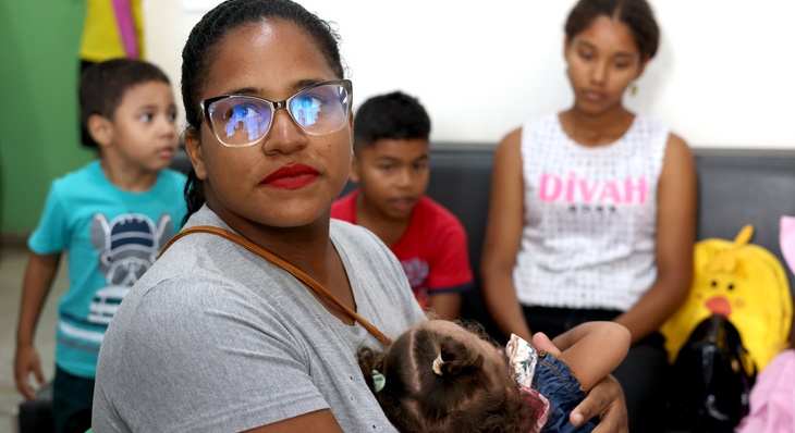 Larissa Ferreira, 26 anos, usou oportunidade para atualizar cartão de vacina dos filhos