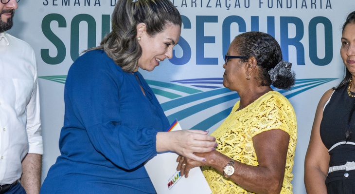 Prefeita Cinthia Ribeiro entrega certidão de matrícula para Maria Rosa, beneficiária do programa de regularização fundiária do Município