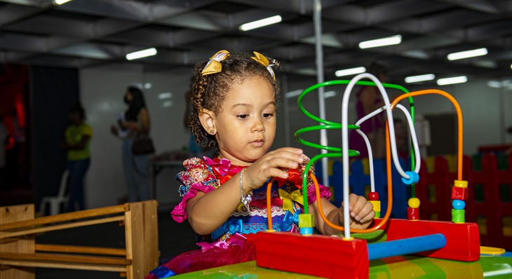 A pequena Isís, de 3 anos, aproveitou brinquedos lúdicos do Espaço Kids