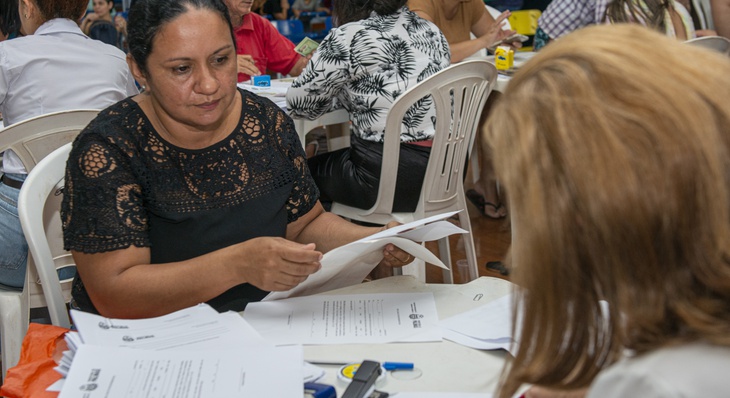 Vanda Rocha entrega documentação para regularização do terreno
