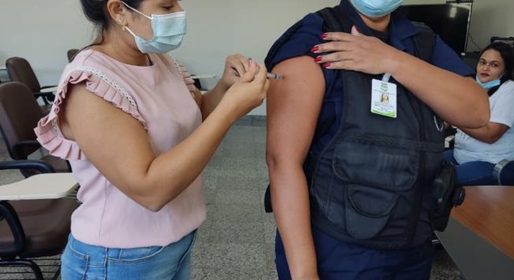 Agente de vigilância e segurança, Suely de Santana, aproveitou a oportunidade  receber a vacina contra a gripe