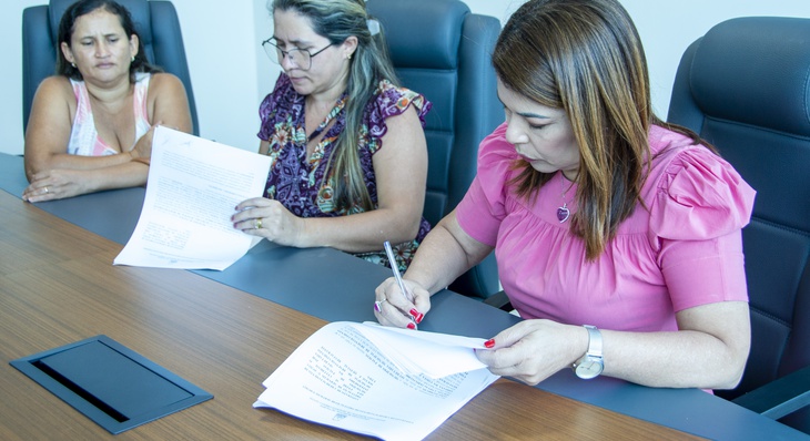 Secretária Adriana Aguiar assinou o contrato do oitavo restaurante no programa