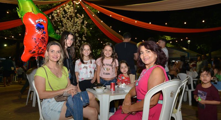 Nilza Veríssimo (de rosa), ao lado da filha Daniel Miranda e as crianças Lorena, Lara, Irene e Júlia