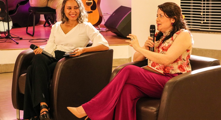 O lançamento do livro 'Tudo o que não digo: escrevo' da escritora e jornalista Andréia Rocha foi mediado pela também jornalista Ana Luiza Dias