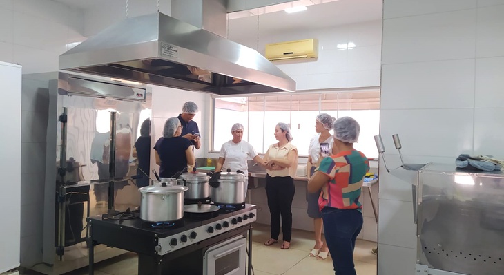 Equipe de Araguaína durante visita à cozinha do Cmei Amâncio José de Moraes