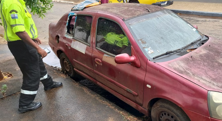 Agentes de trânsito estão realizando a remoção de veículos abandonados nas ruas de Palmas
