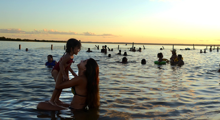 A Praia do Caju ganhou a preferência do palmense nesse domingo de sol e calor