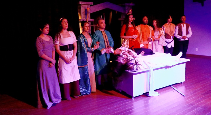 Espetáculo Romeu e Julieta mostra a história de amor e ódio entre Montéquios e Capuletos