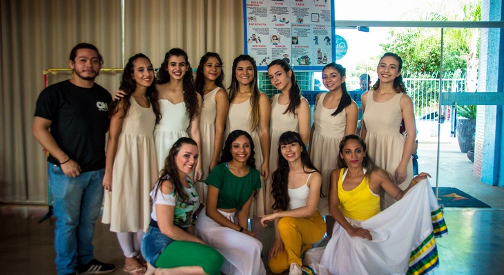 Adolescentes da Casa Cultural de Palmas em apresentação de dança 