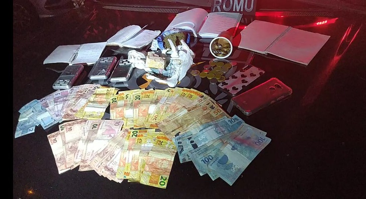 Romu encontrou drogas, dinheiro e balanças de precisão