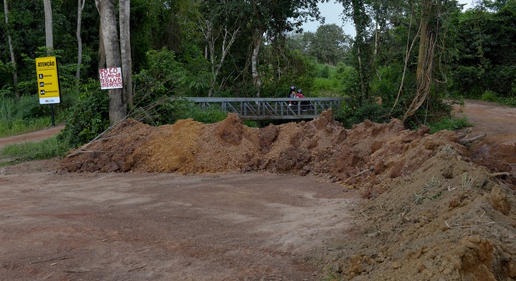 Barreira de terra é para garantir mais segurança em trecho que foi danificado pelas chuvas