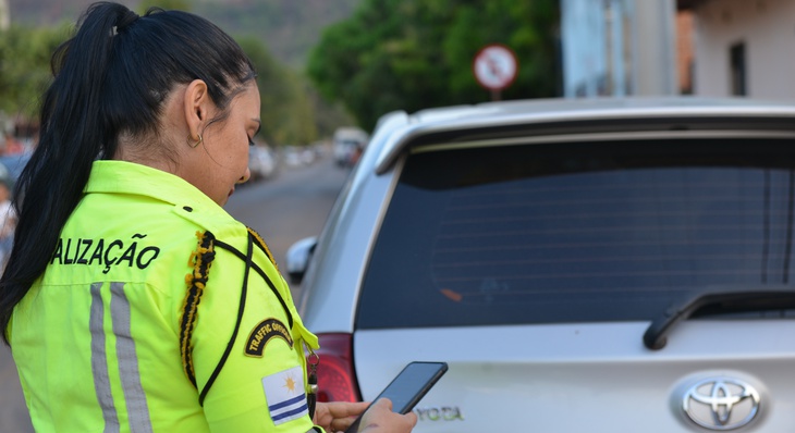 Agente de Trânsito autua veículo estacionado em desacordo com as normas de circulação durante o 16º Festival Gastronômico de Taquaruçu