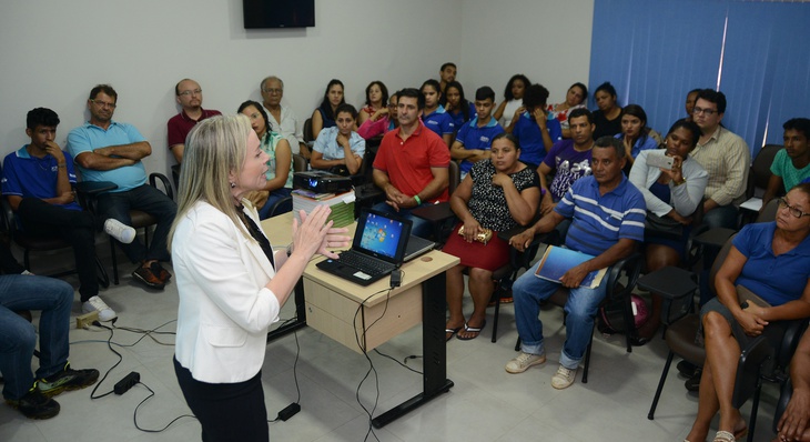 Secretária executiva da pasta, Adriana de Almeida, ministrou palestra sobre atendimento ao cliente