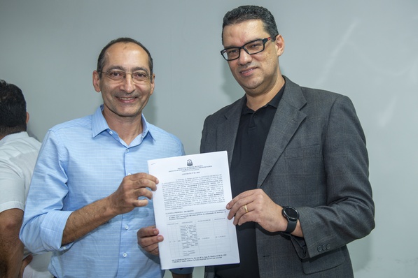O presidente do Impup Lúcio Milhomem (d) e o diretor da Empresa Ária Empreendimentos Sustentáveis durante assinatura de contrato para o  Plano Viário Estruturante