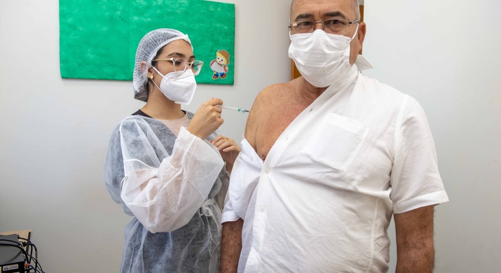 Consciente da importância da segunda dose, Pedro Arruda, 65, compareceu ao posto para receber o imunizante