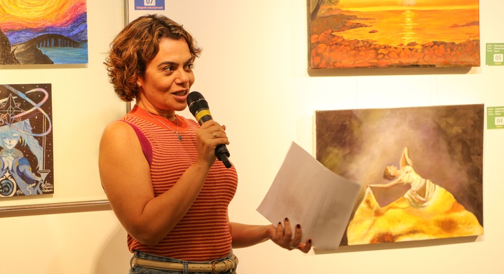 A Curadora de Artes da Fundação Cultural de Palmas, Elsa Elvas, deu as boas-vindas aos participantes do VI Salão Palmense de Novos Artistas.