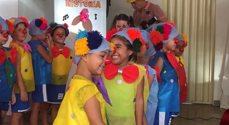 Vestidas de palhaços, crianças divertem pais e professores durante as apresentações do Grande Circo Místico